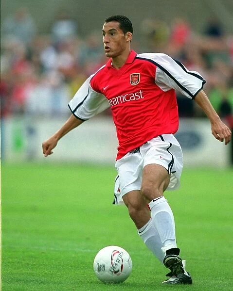 David Grondin Scores in Arsenal's Pre-Season Victory Over Borehamwood FC (2001): 0-2 in Favor of the Gunners