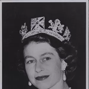 HM Queen Elizabeth (b / w photo)