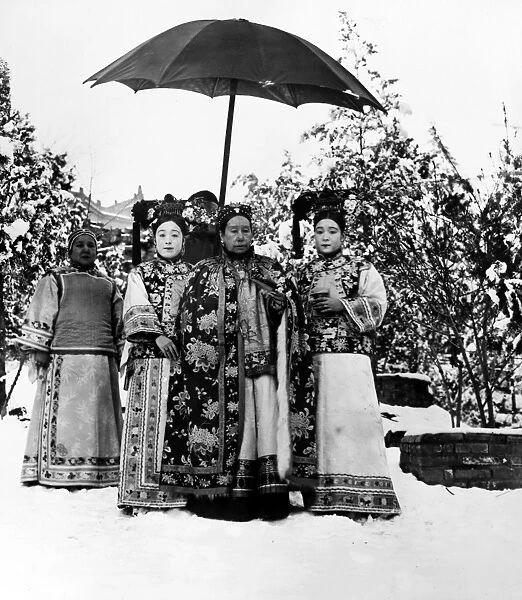 TZ U HSI (1835-1908). Empress dowager of China, 1875-1908. Photographed with Princess Der Ling