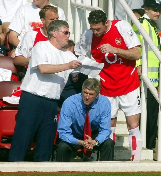 Pat Rice (Assistant manager) gives Martin Keown (Arsenal) some instructions