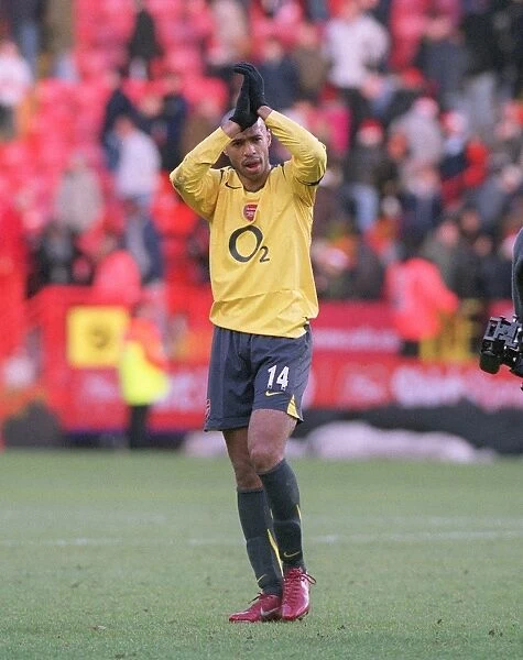 Thierry Henry (Arsenal) claps the fans at the end of the match