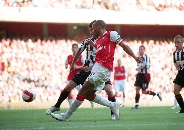 Thierry Henry (Arsenal) crosses the ball leading to Phil Jagielkas own goal