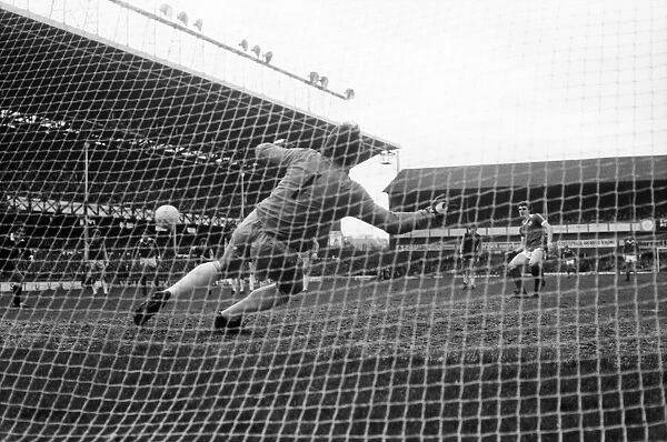 Everton 1 v. Aston Villa 3. Division One Football. February 1981 MF01-21-028