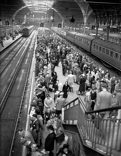 Holiday crowds seen here at Paddington station in central London, circa August 1945
