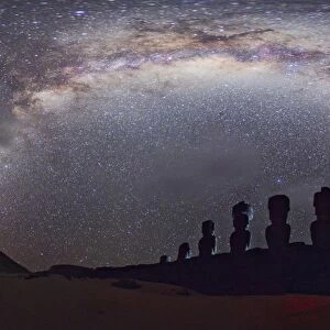 Easter Island moai and Milky Way C020 / 0727