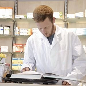 Pharmacist reading F007 / 8533
