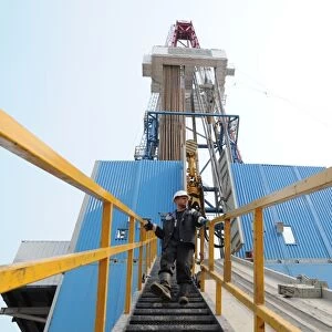 Worker and oil rig C016 / 2764