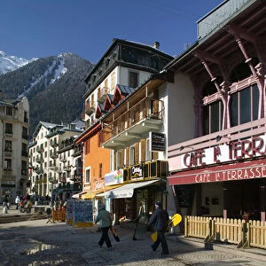 FRANCE-French Alps (Haute-Savoie)-CHAMONIX-MONT-BLANC: Downtown Cafe / Winter