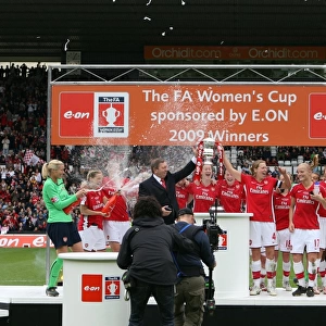 Arsenal Ladies lift the FA Cup Trophy