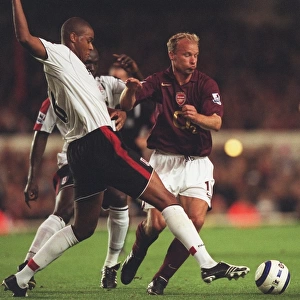 Dennis Bergkamp (Arsenal) Zat Knight (Fulham). Arsenal 4: 1 Fulham