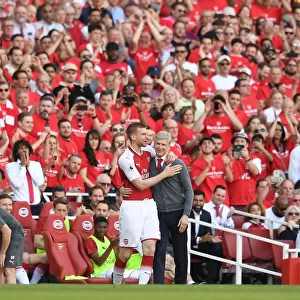 Mertesacker Embraces Wenger: A Heartfelt Moment between Player and Manager (Arsenal v Burnley, 2018)