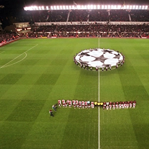 The teams line up before the match. Arsenal 0: 0 Ajax