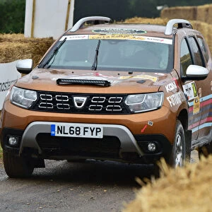 CM28 9171 Race2Recovery, Dacia Duster