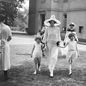 Lady Beattys garden party at Hanover Lodge, Regents Park. Lady Mainwaring with her children