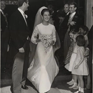 Lady Philippa Wallop wearing a Belleville Couture wedding dress, June 1963 (b / w photo)