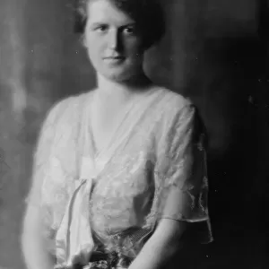 Schoonmaker, G.V. Miss, portrait photograph, 1914 Dec. 1. Creator: Arnold Genthe