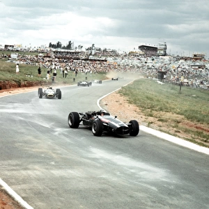 1967 South African Grand Prix: Jochen Rindt and Jack Brabham lead at the start