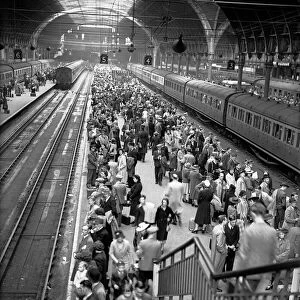 Holiday crowds seen here at Paddington station in central London, circa August 1945